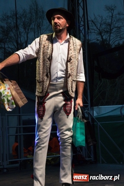 Zdjęcie w galerii na portalu naszraciborz.pl: Kabaret Młodych Panów na finał Dni Kuźni Raciborskiej wiadomości z regionu