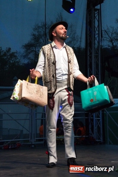 Zdjęcie w galerii na portalu naszraciborz.pl: Kabaret Młodych Panów na finał Dni Kuźni Raciborskiej wiadomości z regionu