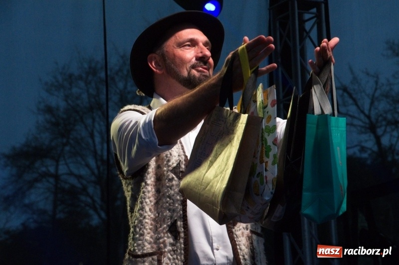 Zdjęcie w galerii na portalu naszraciborz.pl: Kabaret Młodych Panów na finał Dni Kuźni Raciborskiej wiadomości z regionu