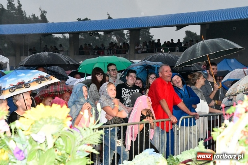 Zdjęcie w galerii na portalu naszraciborz.pl: Kabaret Młodych Panów na finał Dni Kuźni Raciborskiej wiadomości z regionu
