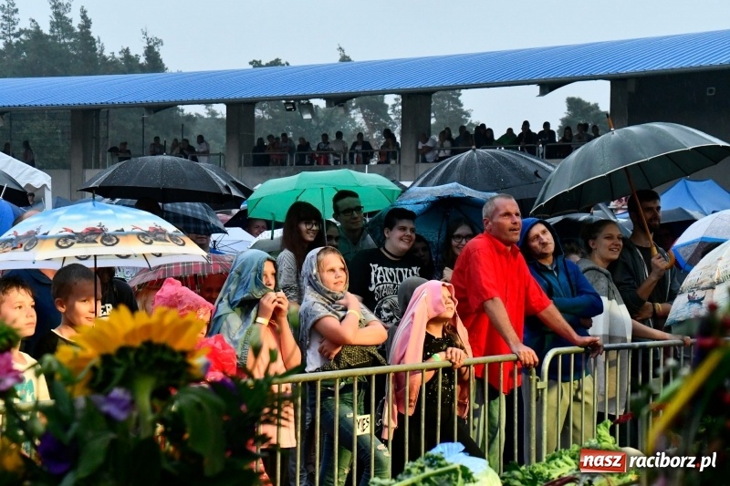 Zdjęcie w galerii na portalu naszraciborz.pl: Kabaret Młodych Panów na finał Dni Kuźni Raciborskiej wiadomości z regionu