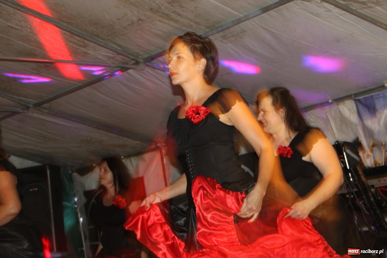 Zdjęcie w galerii na portalu naszraciborz.pl: Ulewa nie przeszkodziła w zabawie dożynkowej w Wojnowicach  wiadomości z regionu