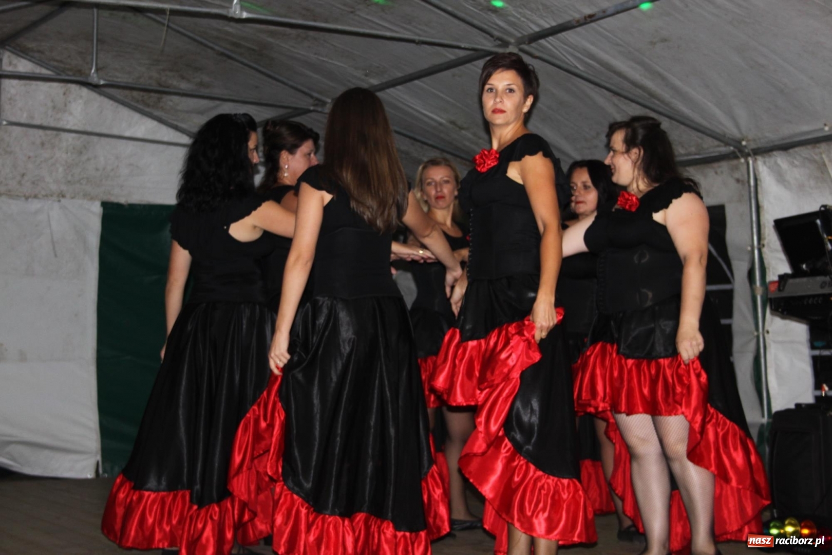 Zdjęcie w galerii na portalu naszraciborz.pl: Ulewa nie przeszkodziła w zabawie dożynkowej w Wojnowicach  wiadomości z regionu