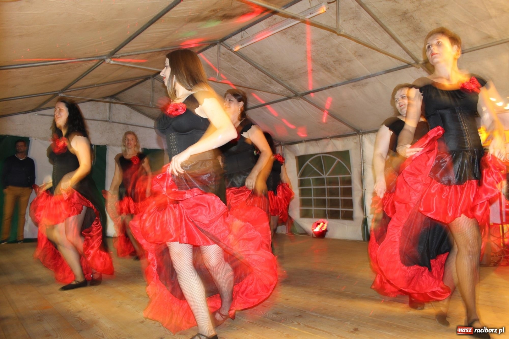 Zdjęcie w galerii na portalu naszraciborz.pl: Ulewa nie przeszkodziła w zabawie dożynkowej w Wojnowicach  wiadomości z regionu