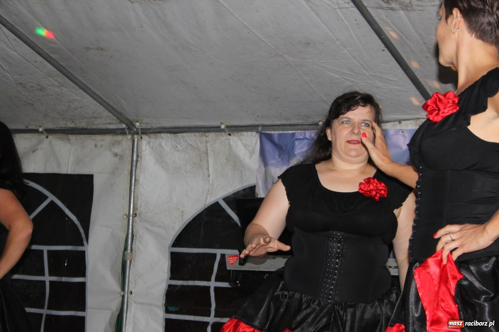 Zdjęcie w galerii na portalu naszraciborz.pl: Ulewa nie przeszkodziła w zabawie dożynkowej w Wojnowicach  wiadomości z regionu