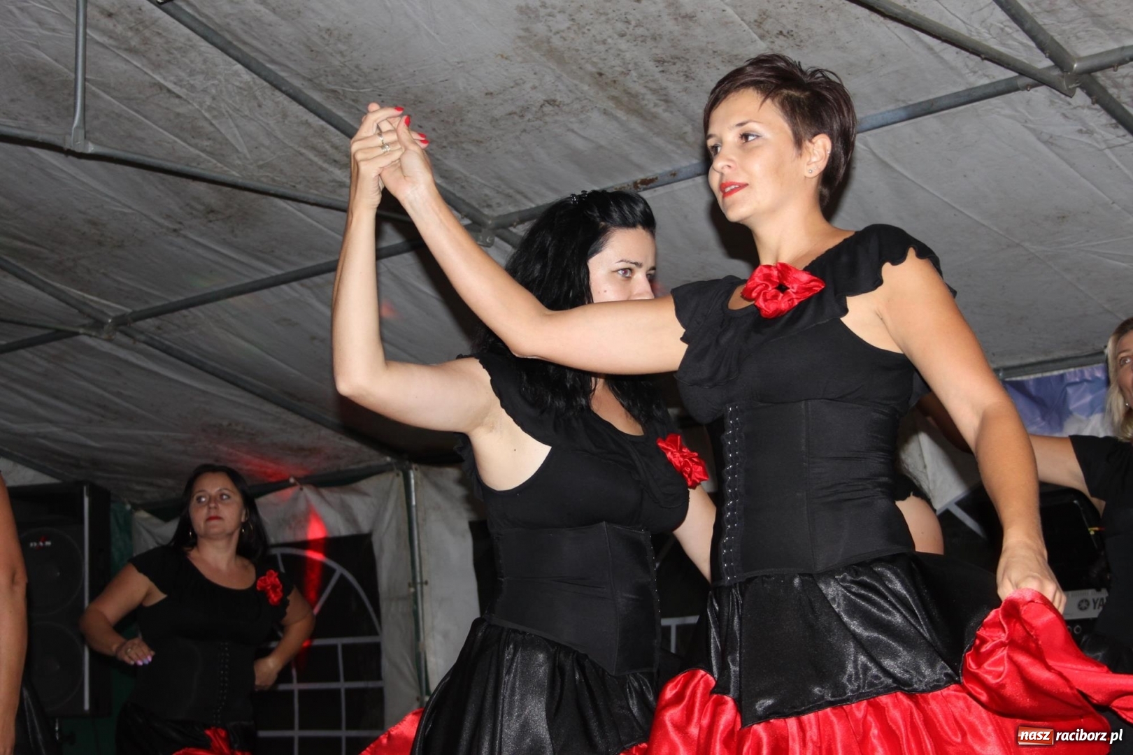 Zdjęcie w galerii na portalu naszraciborz.pl: Ulewa nie przeszkodziła w zabawie dożynkowej w Wojnowicach  wiadomości z regionu