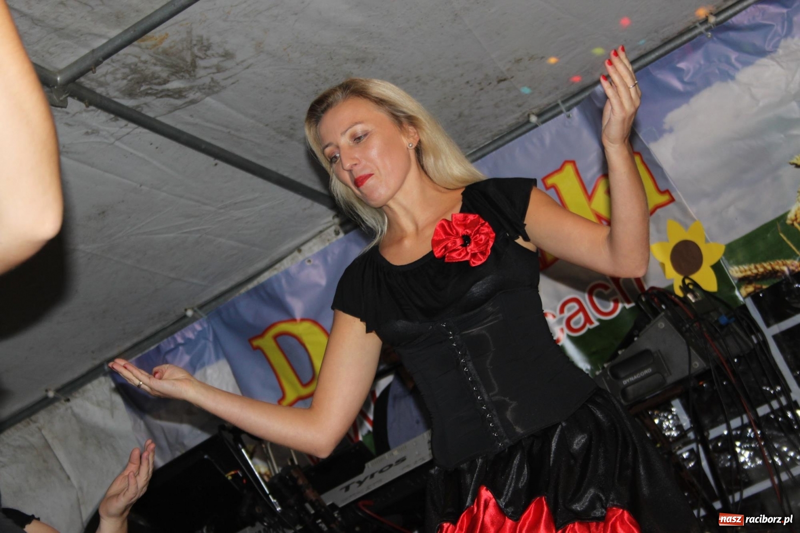 Zdjęcie w galerii na portalu naszraciborz.pl: Ulewa nie przeszkodziła w zabawie dożynkowej w Wojnowicach  wiadomości z regionu