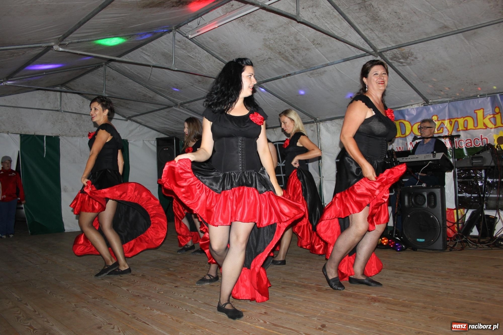 Zdjęcie w galerii na portalu naszraciborz.pl: Ulewa nie przeszkodziła w zabawie dożynkowej w Wojnowicach  wiadomości z regionu