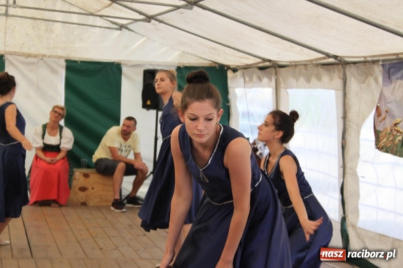 Zdjęcie w galerii na portalu naszraciborz.pl: Ulewa nie przeszkodziła w zabawie dożynkowej w Wojnowicach  wiadomości z regionu