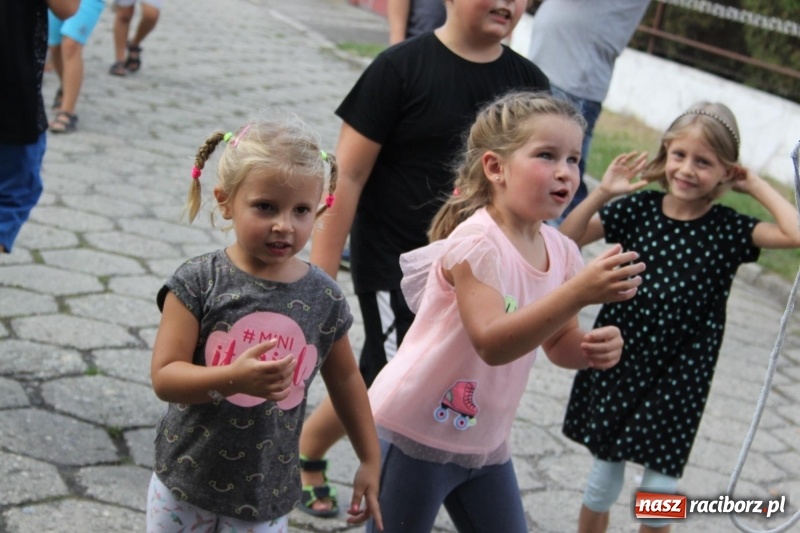 Zdjęcie w galerii na portalu naszraciborz.pl: Ulewa nie przeszkodziła w zabawie dożynkowej w Wojnowicach  wiadomości z regionu