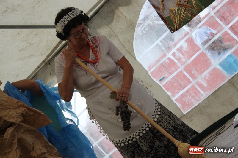 Zdjęcie w galerii na portalu naszraciborz.pl: Ulewa nie przeszkodziła w zabawie dożynkowej w Wojnowicach  wiadomości z regionu