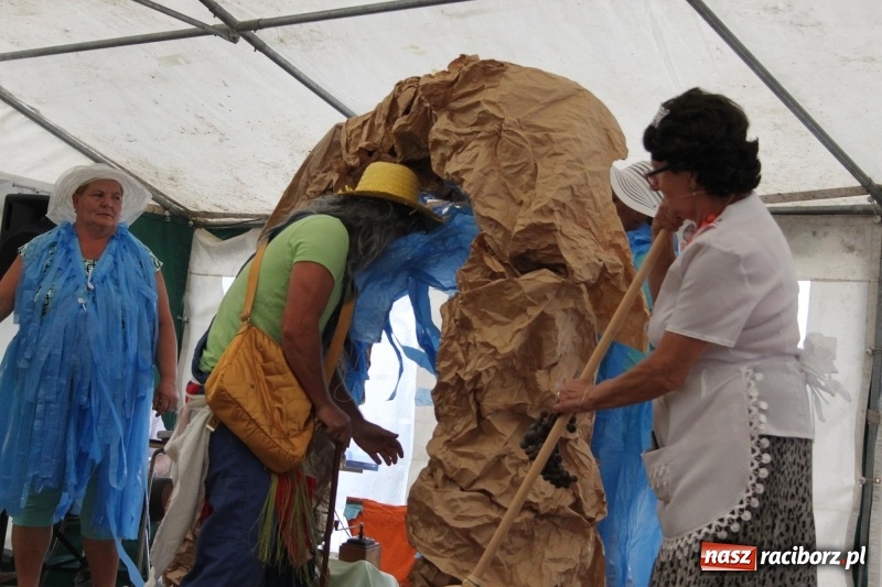 Zdjęcie w galerii na portalu naszraciborz.pl: Ulewa nie przeszkodziła w zabawie dożynkowej w Wojnowicach  wiadomości z regionu