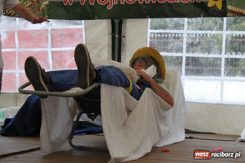 Zdjęcie w galerii na portalu naszraciborz.pl: Ulewa nie przeszkodziła w zabawie dożynkowej w Wojnowicach  wiadomości z regionu