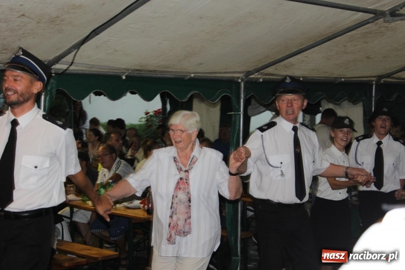 Zdjęcie w galerii na portalu naszraciborz.pl: Ulewa nie przeszkodziła w zabawie dożynkowej w Wojnowicach  wiadomości z regionu