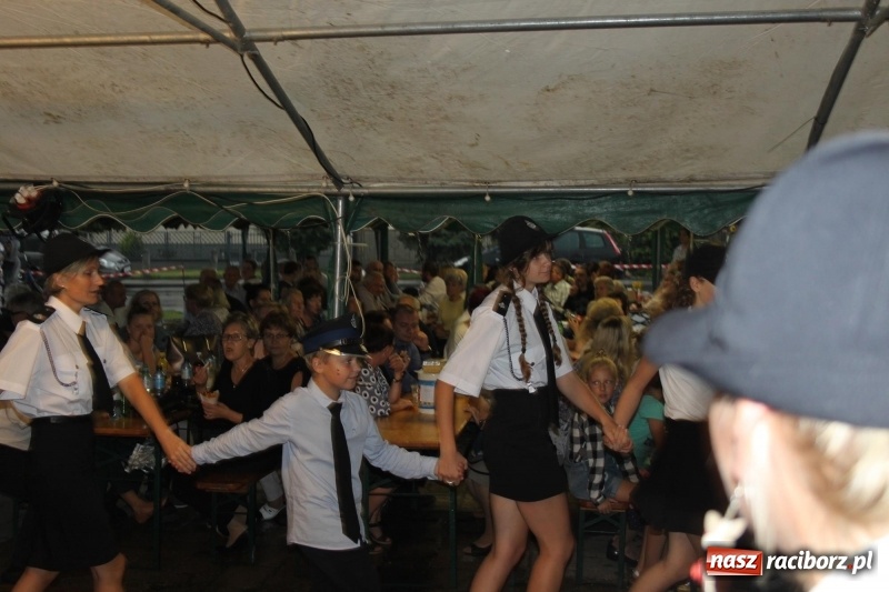 Zdjęcie w galerii na portalu naszraciborz.pl: Ulewa nie przeszkodziła w zabawie dożynkowej w Wojnowicach  wiadomości z regionu