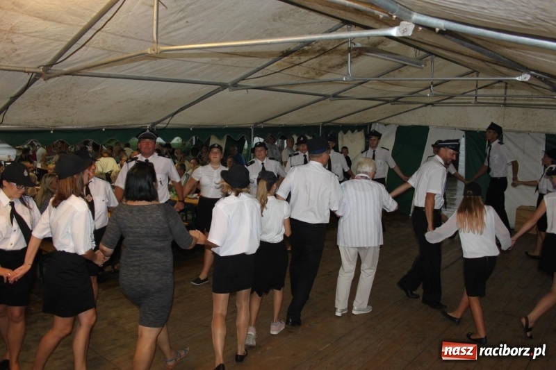 Zdjęcie w galerii na portalu naszraciborz.pl: Ulewa nie przeszkodziła w zabawie dożynkowej w Wojnowicach  wiadomości z regionu