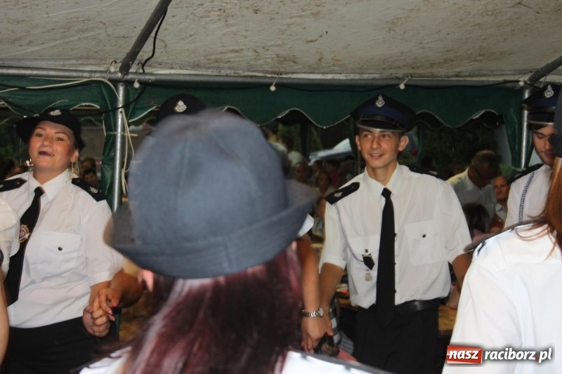 Zdjęcie w galerii na portalu naszraciborz.pl: Ulewa nie przeszkodziła w zabawie dożynkowej w Wojnowicach  wiadomości z regionu