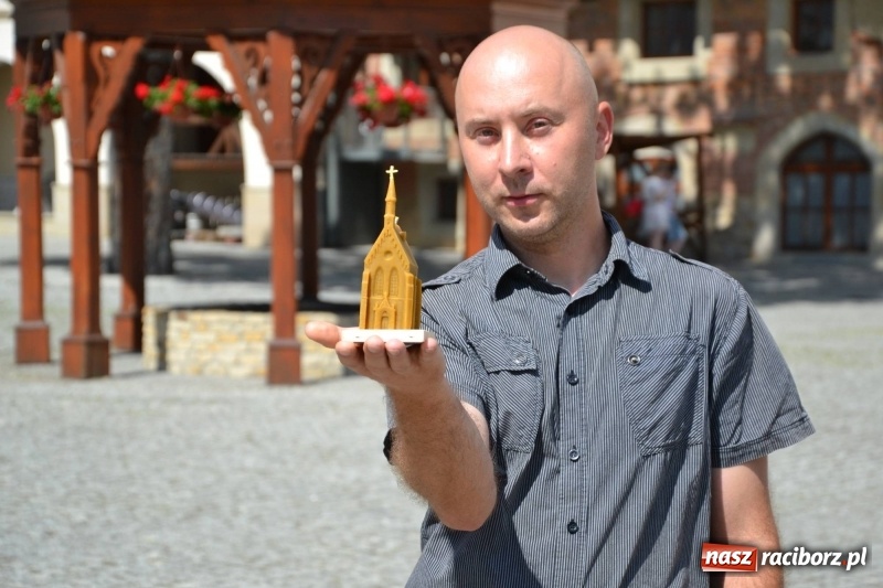 Zdjęcie w galerii na portalu naszraciborz.pl: Łukasz Kuschnik – pszczelarz z duszą artysty z Krzyżanowic  wiadomości z regionu