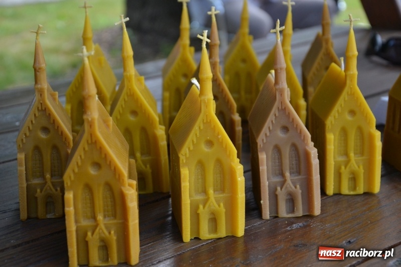 Zdjęcie w galerii na portalu naszraciborz.pl: Łukasz Kuschnik – pszczelarz z duszą artysty z Krzyżanowic  wiadomości z regionu