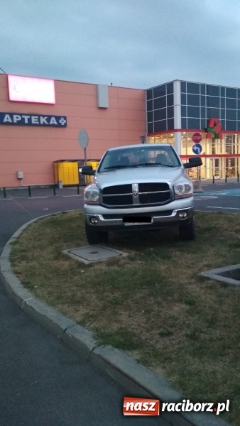 Zdjęcie w galerii na portalu naszraciborz.pl: Piękna bryka, ale ten lans?  wiadomości z regionu