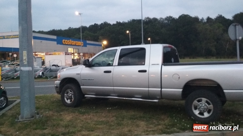 Zdjęcie w galerii na portalu naszraciborz.pl: Piękna bryka, ale ten lans?  wiadomości z regionu