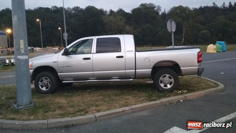 Zdjęcie w galerii na portalu naszraciborz.pl: Piękna bryka, ale ten lans?  wiadomości z regionu