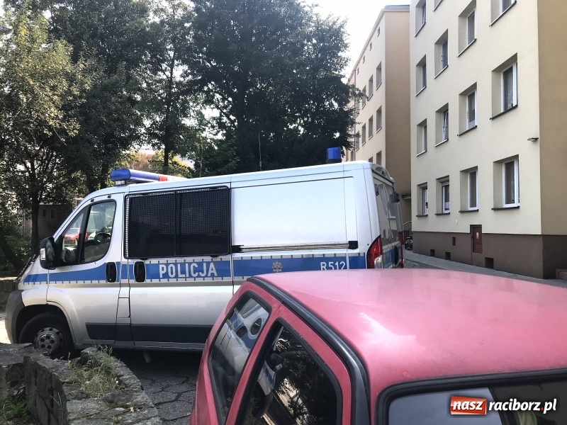 Zdjęcie w galerii na portalu naszraciborz.pl: Ewakuacja mieszkańców bloku przy ulicy Odrzańskiej. Na strychu znaleziono pocisk wiadomości z regionu