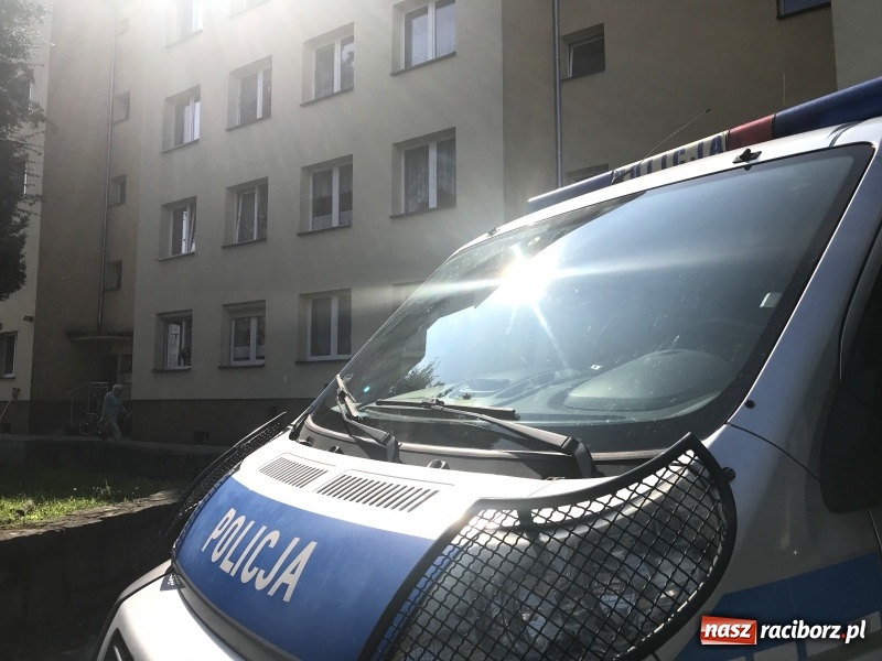 Zdjęcie w galerii na portalu naszraciborz.pl: Ewakuacja mieszkańców bloku przy ulicy Odrzańskiej. Na strychu znaleziono pocisk wiadomości z regionu