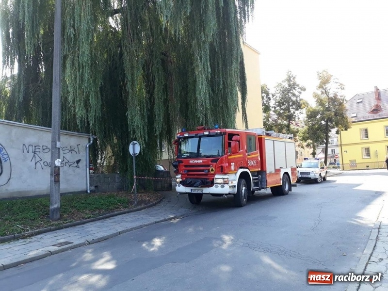 Zdjęcie w galerii na portalu naszraciborz.pl: Ewakuacja mieszkańców bloku przy ulicy Odrzańskiej. Na strychu znaleziono pocisk wiadomości z regionu