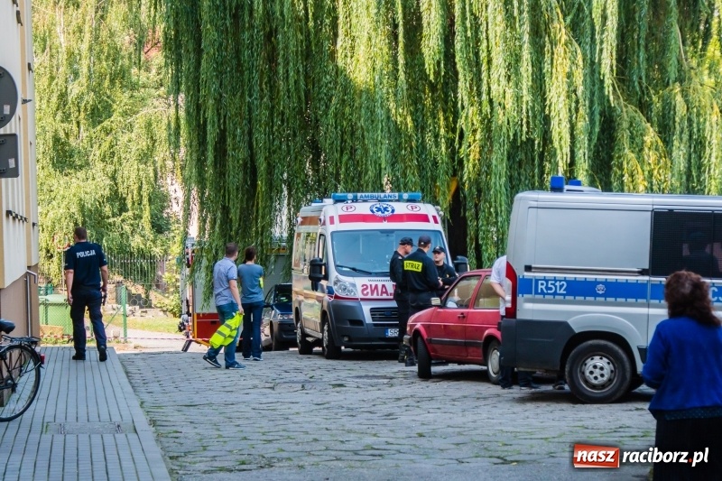 Zdjęcie w galerii na portalu naszraciborz.pl: Ewakuacja mieszkańców bloku przy ulicy Odrzańskiej. Na strychu znaleziono pocisk wiadomości z regionu