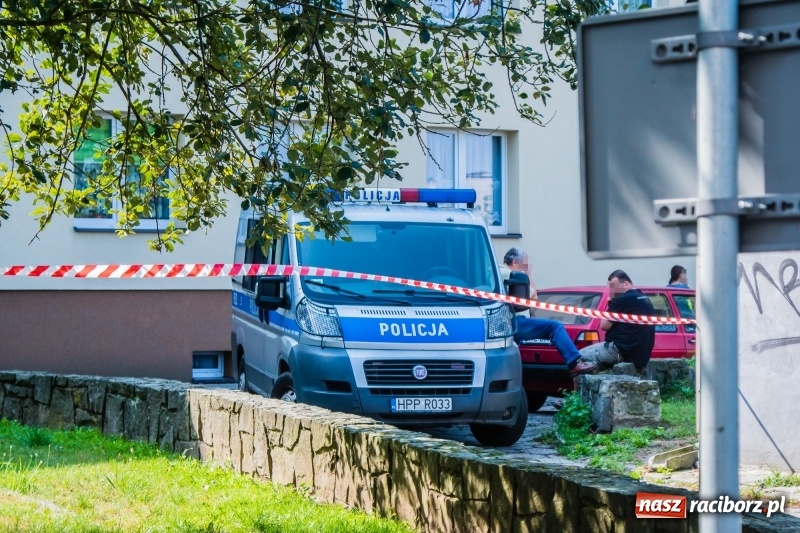 Zdjęcie w galerii na portalu naszraciborz.pl: Ewakuacja mieszkańców bloku przy ulicy Odrzańskiej. Na strychu znaleziono pocisk wiadomości z regionu