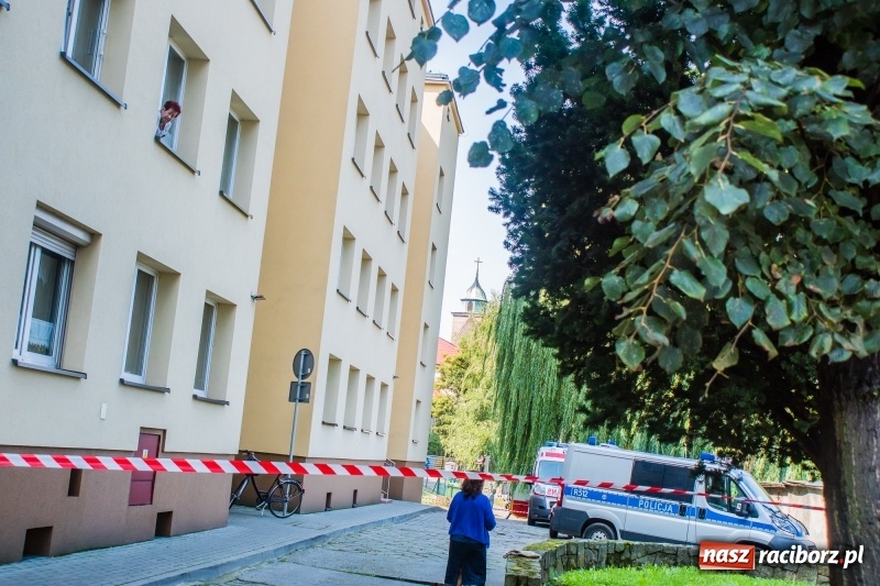 Zdjęcie w galerii na portalu naszraciborz.pl: Ewakuacja mieszkańców bloku przy ulicy Odrzańskiej. Na strychu znaleziono pocisk wiadomości z regionu