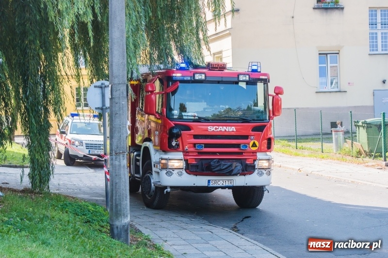 Zdjęcie w galerii na portalu naszraciborz.pl: Ewakuacja mieszkańców bloku przy ulicy Odrzańskiej. Na strychu znaleziono pocisk wiadomości z regionu