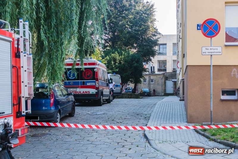 Zdjęcie w galerii na portalu naszraciborz.pl: Ewakuacja mieszkańców bloku przy ulicy Odrzańskiej. Na strychu znaleziono pocisk wiadomości z regionu