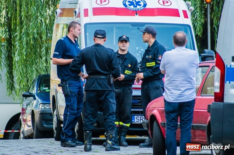 Zdjęcie w galerii na portalu naszraciborz.pl: Ewakuacja mieszkańców bloku przy ulicy Odrzańskiej. Na strychu znaleziono pocisk wiadomości z regionu
