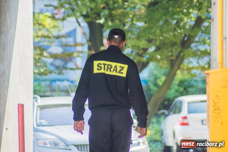 Zdjęcie w galerii na portalu naszraciborz.pl: Ewakuacja mieszkańców bloku przy ulicy Odrzańskiej. Na strychu znaleziono pocisk wiadomości z regionu