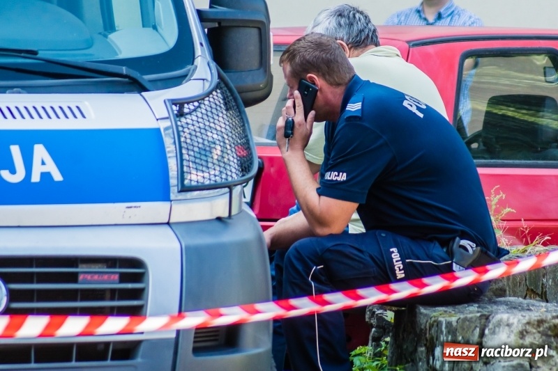 Zdjęcie w galerii na portalu naszraciborz.pl: Ewakuacja mieszkańców bloku przy ulicy Odrzańskiej. Na strychu znaleziono pocisk wiadomości z regionu