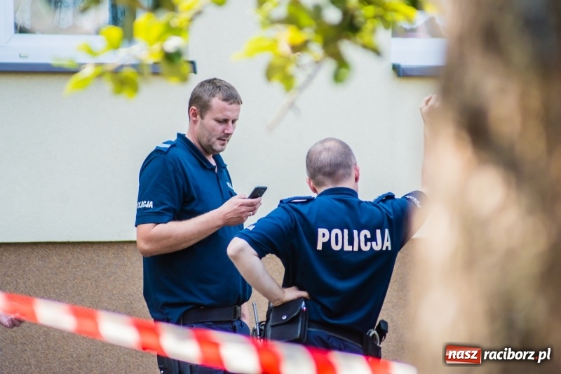 Zdjęcie w galerii na portalu naszraciborz.pl: Ewakuacja mieszkańców bloku przy ulicy Odrzańskiej. Na strychu znaleziono pocisk wiadomości z regionu