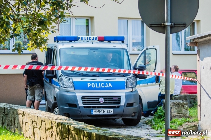 Zdjęcie w galerii na portalu naszraciborz.pl: Ewakuacja mieszkańców bloku przy ulicy Odrzańskiej. Na strychu znaleziono pocisk wiadomości z regionu