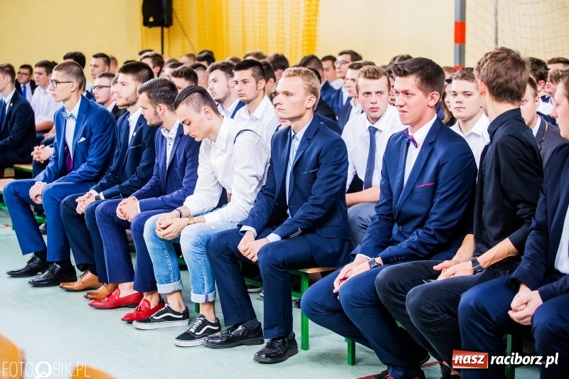 Zdjęcie w galerii na portalu naszraciborz.pl: Kędy książę Sławomir żelaznym swym barkiem... Powiatowa Inauguracja w Mechaniku  wiadomości z regionu