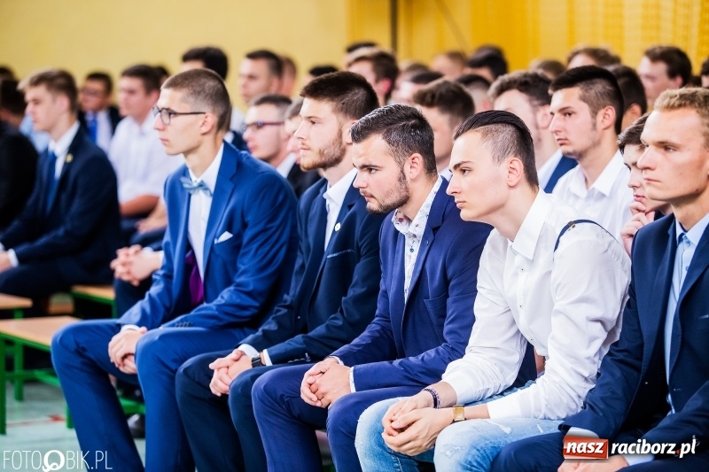 Zdjęcie w galerii na portalu naszraciborz.pl: Kędy książę Sławomir żelaznym swym barkiem... Powiatowa Inauguracja w Mechaniku  wiadomości z regionu