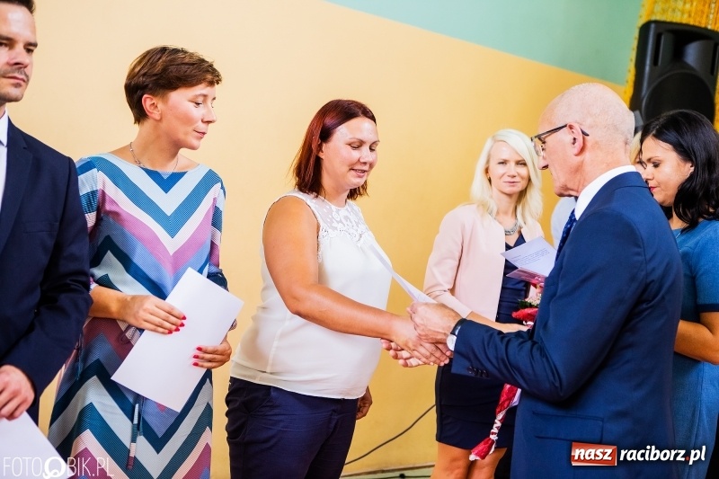 Zdjęcie w galerii na portalu naszraciborz.pl: Kędy książę Sławomir żelaznym swym barkiem... Powiatowa Inauguracja w Mechaniku  wiadomości z regionu