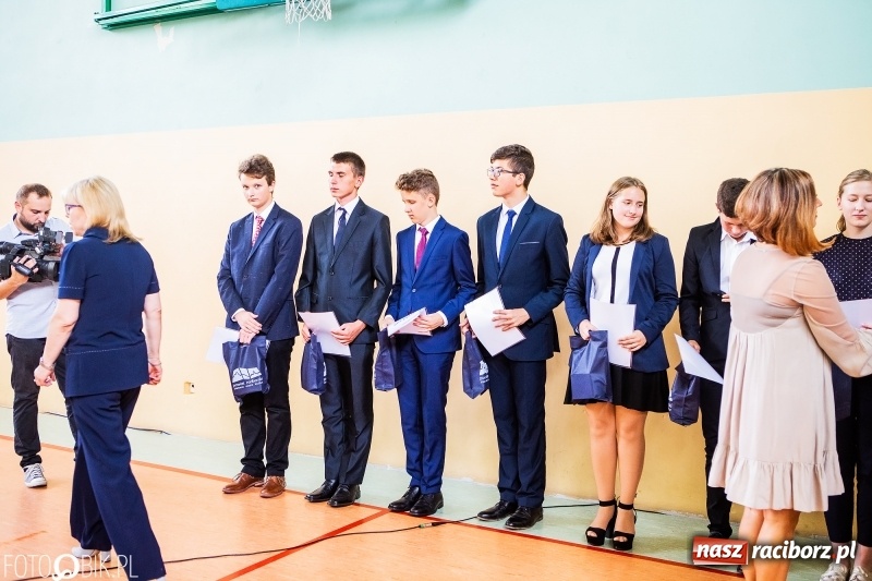 Zdjęcie w galerii na portalu naszraciborz.pl: Kędy książę Sławomir żelaznym swym barkiem... Powiatowa Inauguracja w Mechaniku  wiadomości z regionu