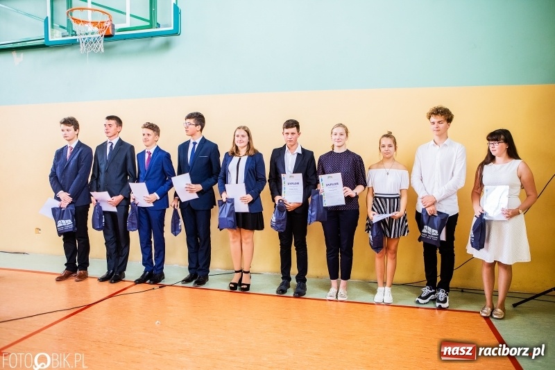 Zdjęcie w galerii na portalu naszraciborz.pl: Kędy książę Sławomir żelaznym swym barkiem... Powiatowa Inauguracja w Mechaniku  wiadomości z regionu