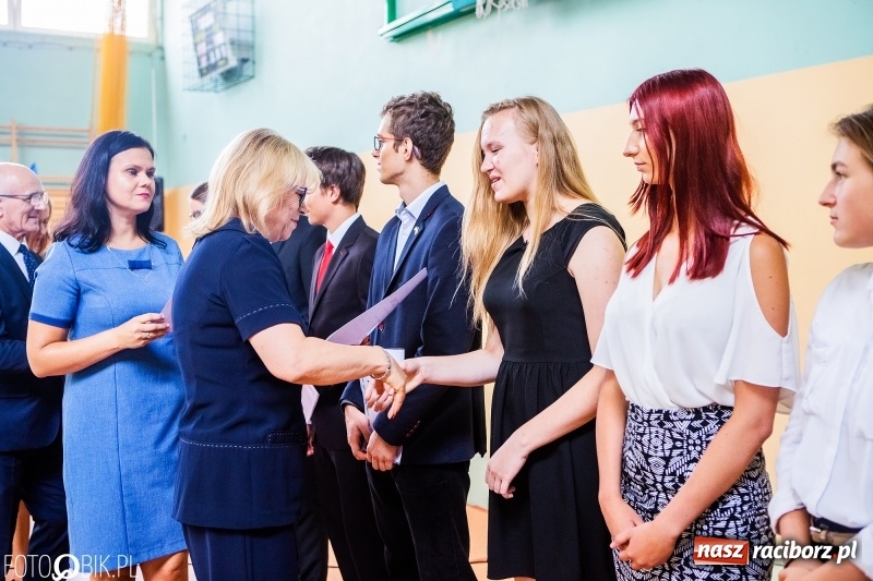 Zdjęcie w galerii na portalu naszraciborz.pl: Kędy książę Sławomir żelaznym swym barkiem... Powiatowa Inauguracja w Mechaniku  wiadomości z regionu