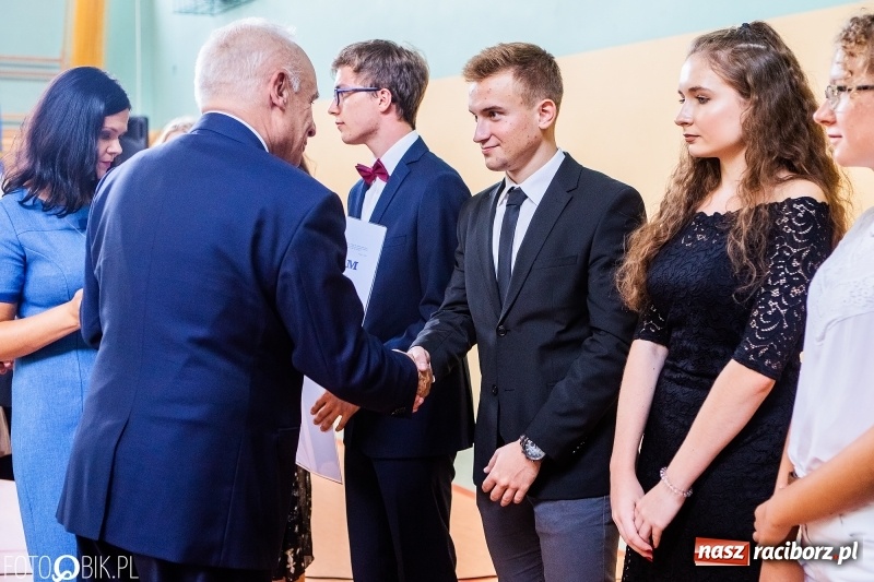 Zdjęcie w galerii na portalu naszraciborz.pl: Kędy książę Sławomir żelaznym swym barkiem... Powiatowa Inauguracja w Mechaniku  wiadomości z regionu