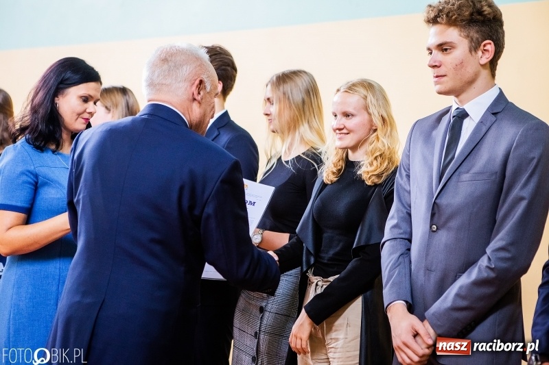 Zdjęcie w galerii na portalu naszraciborz.pl: Kędy książę Sławomir żelaznym swym barkiem... Powiatowa Inauguracja w Mechaniku  wiadomości z regionu