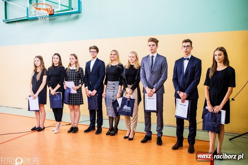 Zdjęcie w galerii na portalu naszraciborz.pl: Kędy książę Sławomir żelaznym swym barkiem... Powiatowa Inauguracja w Mechaniku  wiadomości z regionu