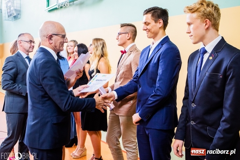 Zdjęcie w galerii na portalu naszraciborz.pl: Kędy książę Sławomir żelaznym swym barkiem... Powiatowa Inauguracja w Mechaniku  wiadomości z regionu