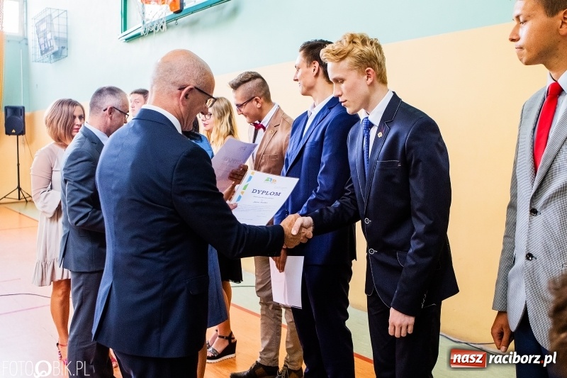 Zdjęcie w galerii na portalu naszraciborz.pl: Kędy książę Sławomir żelaznym swym barkiem... Powiatowa Inauguracja w Mechaniku  wiadomości z regionu